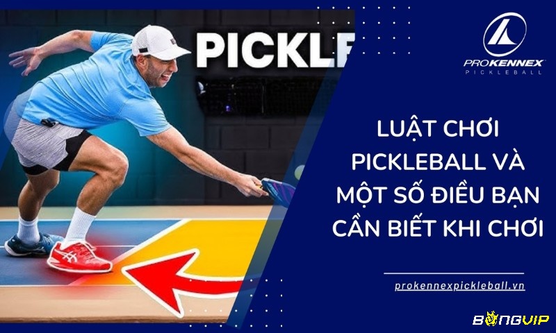 Luật chơi pickleball quy định trận đấu bắt đầu bằng việc tung đồng xu hoặc xoay vợt để quyết định bên nào giao bóng trước