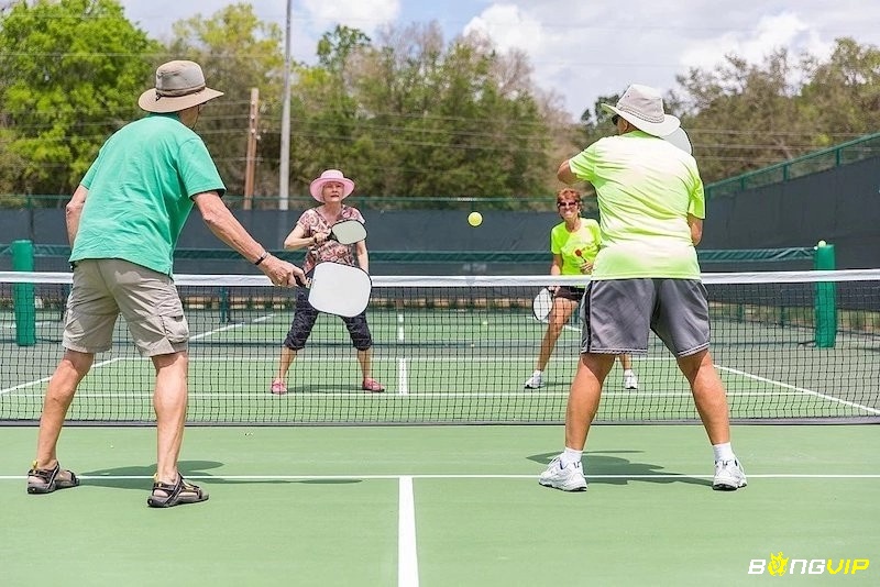 Một trong những quy tắc đặc biệt trong luật chơi pickleball là quy tắc "two-bounce" (hai lần nảy)
