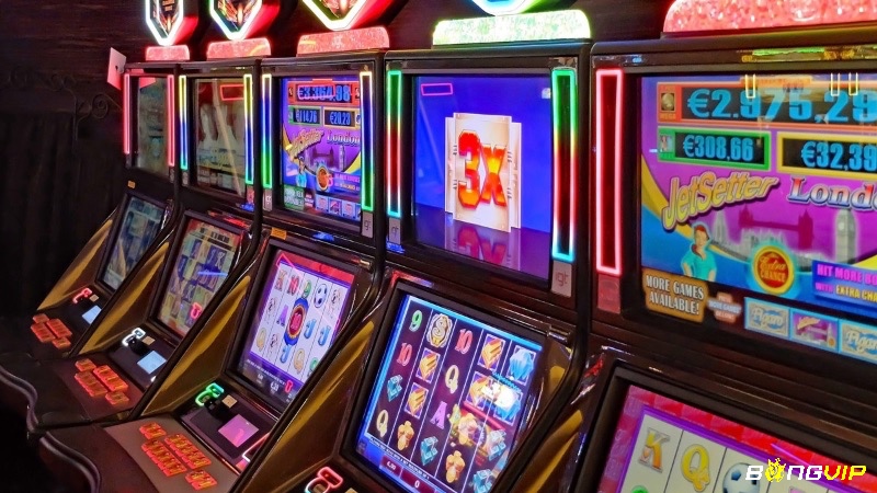 Cuộn (reel) và đường thanh toán (payline) trong slot game, thể hiện cách các biểu tượng sắp xếp để tạo ra kết hợp chiến thắng