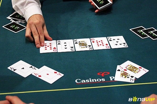 Mỗi ván poker có 4 vòng để ghép tổ hợp lá bài và cược tố