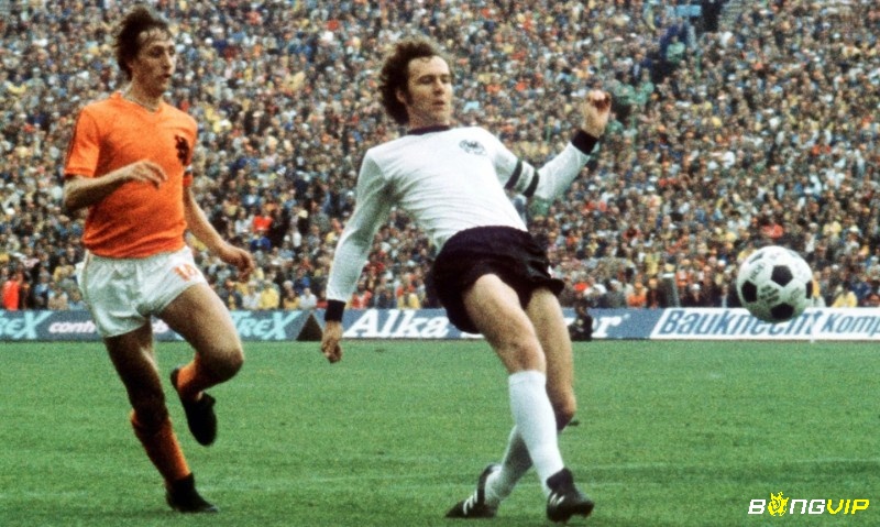 Beckenbauer cách mạng hóa vị trí trung vệ với phong cách libero trong danh sách cầu thủ hay nhất lịch sử bóng đá