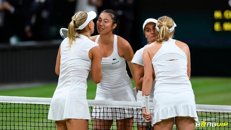 Mặt sân cỏ cùng quy định trắng toàn bộ tạo nên nét thanh lịch đặc trưng của Tennis Wimbledon