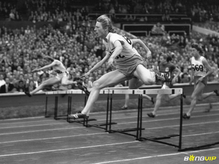 Olga Gyarmati mở đầu kỷ lục Olympic nhảy xa nữ Olympic London 1948