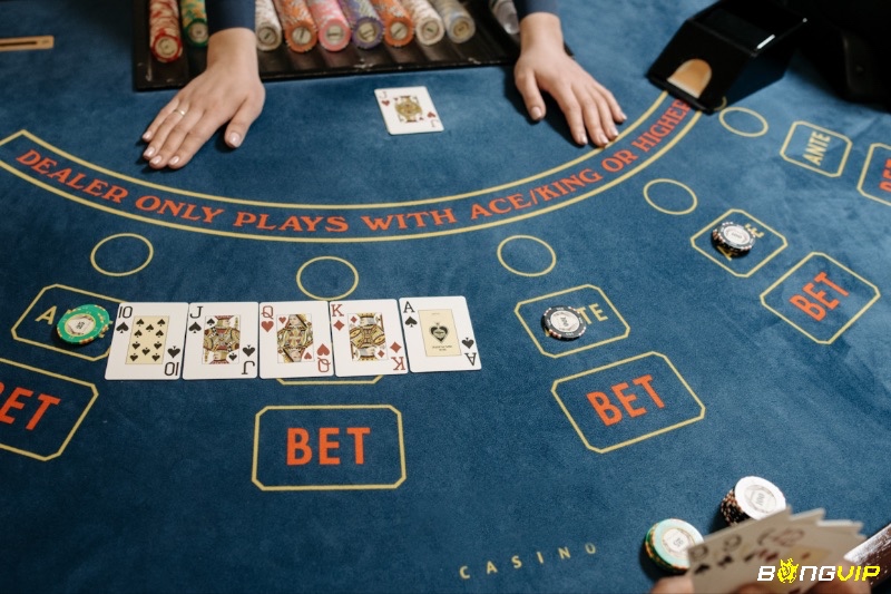 Chiến thuật tiến cấp trong Baccarat như Martingale và Fibonacci tăng cược sau thua, giúp bù lỗ nhưng tiềm ẩn rủi ro cao và cần vốn lớn