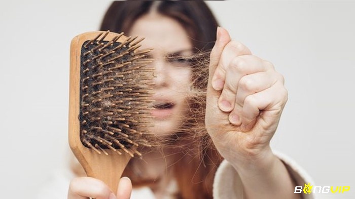 Người độc thân mơ thấy rụng tóc chứng tỏ bạn sẽ sớm có người yêu