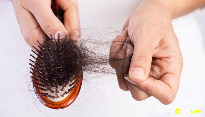 Hình ảnh rụng tóc thể hiện cho nỗi lo mất kiểm soát