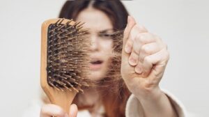 Mơ thấy tóc rụng số mấy, con gì giúp trúng đề chiều nay?