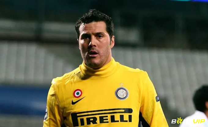 Júlio César là thủ môn chính của đội hình xuất sắc nhất Inter Milan trong mùa ăn ba