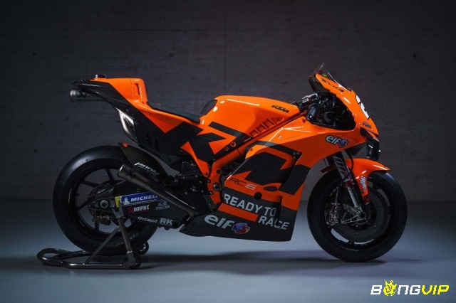 Xe đua trong khu kỹ thuật trước giờ xuất phát