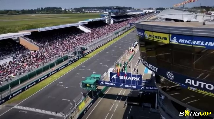 Khán đài và khu paddock trong một cuối tuần Grand Prix