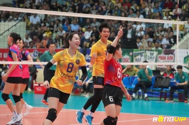 Khán đài đông khán giả theo dõi giải bóng chuyền quốc gia tại nhà thi đấu