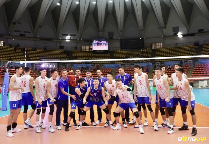 Các đội nam xếp hàng chuẩn bị làm thủ tục trước trận đấu