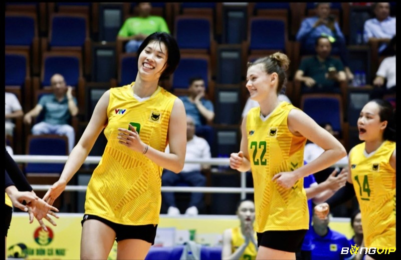 Đội nữ ăn mừng sau một pha ghi điểm quan trọng ở trận lớn