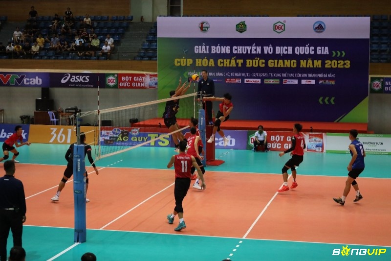 Các vận động viên tranh bóng quyết liệt trong một trận cầu quan trọng