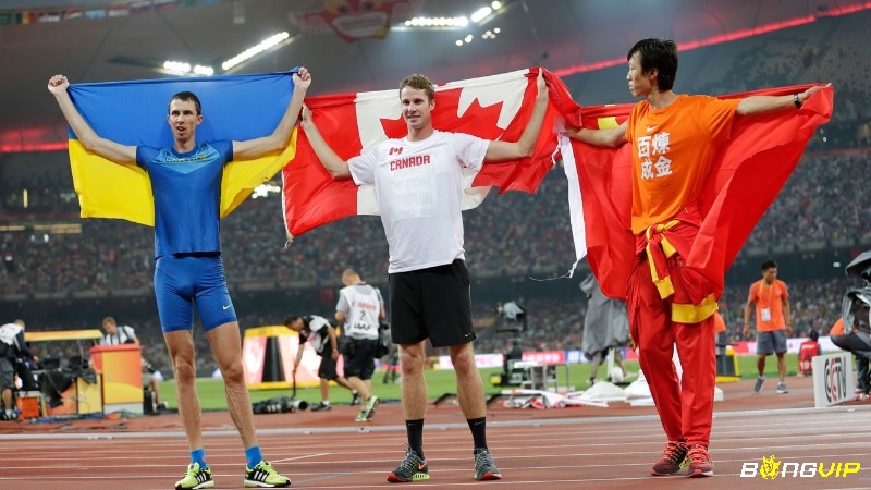 Các vận động viên nhiều quốc gia đứng cạnh khu vực xà nhảy cao