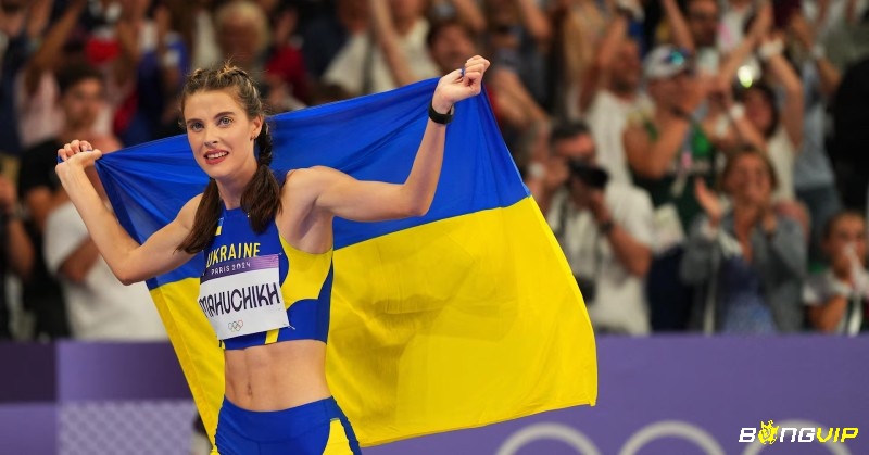 Nữ vận động viên ăn mừng sau khi vượt mức xà quyết định ở Olympic