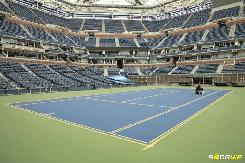 Mặt sân cứng xanh đặc trưng của giải đấu quần vợt US Open dưới ánh đèn thi đấu