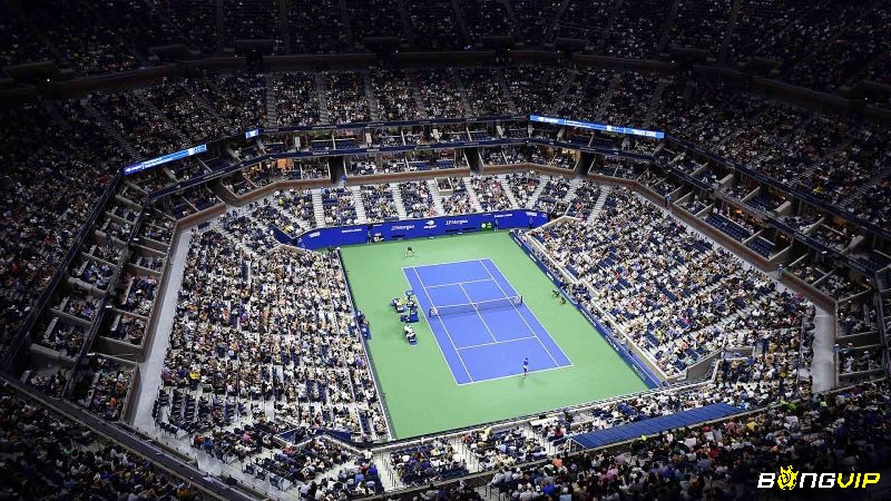 Khán giả cuồng nhiệt theo dõi một trận đấu đêm của giải đấu quần vợt US Open