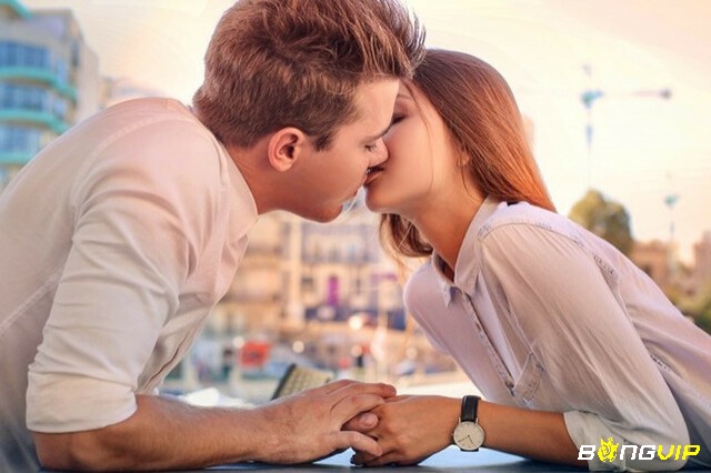 Mơ thấy hôn người yêu cũ cho thấy bạn đang nhớ về những kỷ niệm thân mật trong quá khứ