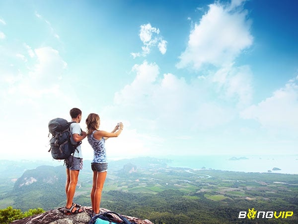 Giấc mơ thấy leo núi cùng người yêu là điềm báo tích cực cho chuyện tình cảm của bạn