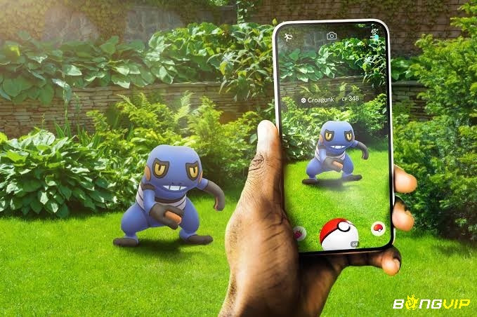 Pokémon GO kết hợp khám phá ngoài đời với săn Pokémon và hoạt động cộng đồng trực tuyến