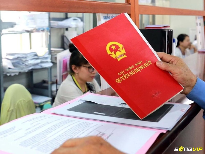 Giấc mơ thấy mình đi làm sổ đỏ khẳng định vị thế của bạn trong cuộc sống