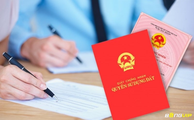 Giấc mơ thấy sổ đỏ của người khác thể hiện sự quan tâm và so sánh của bạn với sự thành công của người xung quanh