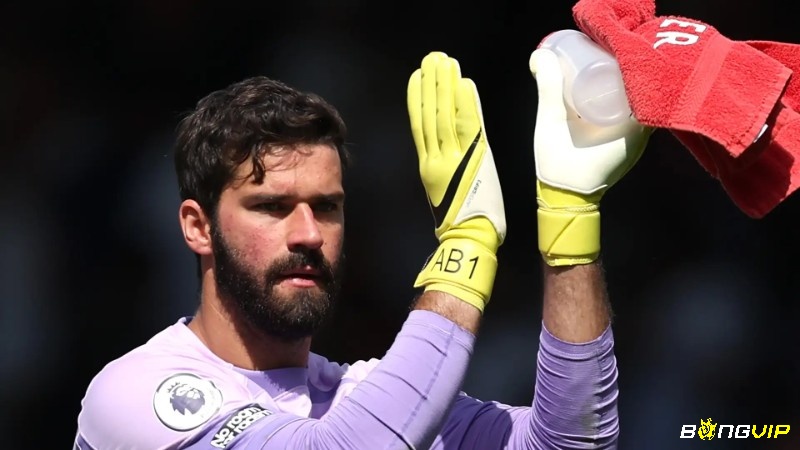 Alisson Becker nổi bật với kỹ năng đối mặt và cách chọn vị trí thông minh