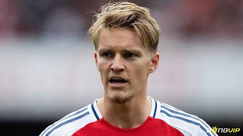 Martin Odegaard tạo nhịp tấn công bằng kỹ thuật và nhãn quan giàu sáng tạo