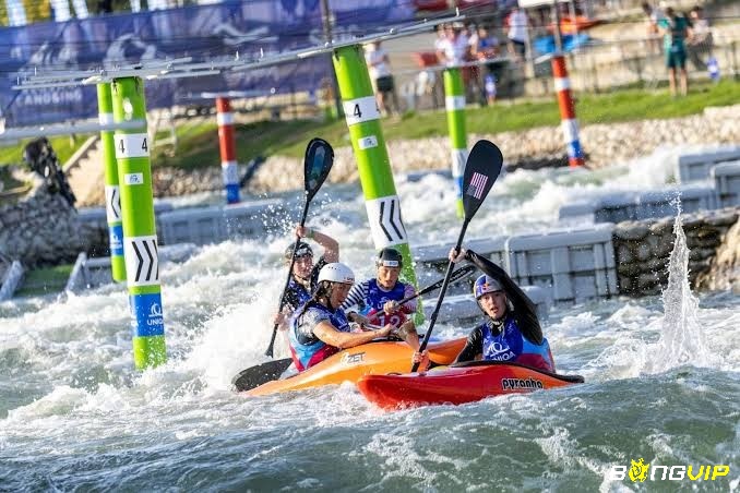 Kayak cross hấp dẫn nhờ tốc độ, va chạm và chiến thuật đối đầu