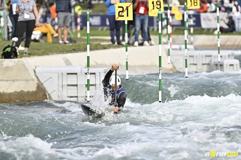 Kayak slalom thử thách khả năng đọc nước và chuyển hướng chính xác
